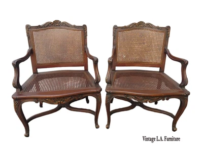 Пара французских официальных кресел в стиле Людовика XVI с тростниковой спинкой и растяжителями - Изображение 1 из 4