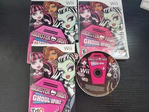 Monster High Ghoul Spirit (Nintendo Wii, 2011) COMPLETO disco/custodia/manuale - Foto 1 di 2