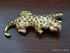 BIGIOTTERIA VINTAGE SPILLA   PANTERA IN AGGUATO  METALLO DORATO E SMALTO  - Picture 1 of 3