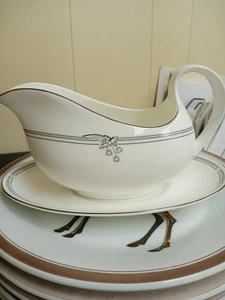 Bateau à sauce Royal Doulton ANDANTE et sous plaque - Photo 1/3