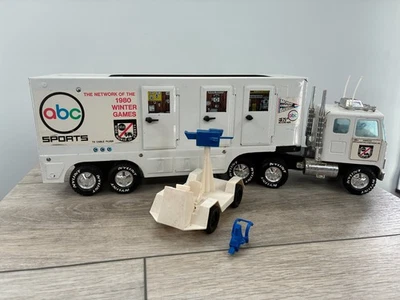 Vintage Nylint 1980 ABC Sports TV Semi Truck Trailer Set Cameraman Figure 960 - Image 1 of 4