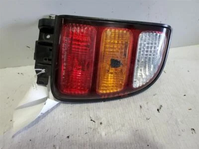 Luz trasera derecha pasajero Toyota Rav 4 1997-2004, 2,0, N.º de parte: 81551-42050 Foto 1 de 3