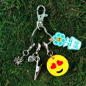 HOTI Hemp Yellow Black Cork Love Emoji Leaf Heart Roach Clip Charm Keychain - Foto 1 di 9