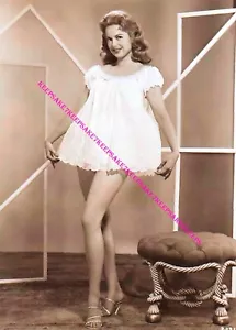 ACTRIZ MARTHA HYER LEGGY EN UN CAMISÓN MUÑECA BEBÉ CORTO 5x7 FOTO A-MHY3 - Imagen 1 de 1