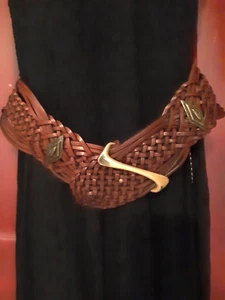 Vintage Saks Fifth Avenue Womans S Leather and Gold Tone Belt Italy Woven - Picture 1 of 9