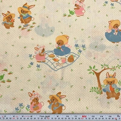 Flores de picnic de conejito vintage y puntos de alfiler en tela de mezcla de algodón crema 34" x 45" Foto 1 de 4