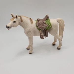 Raro cavallo da safari Schleich in pensione #13630 bianco mare arabo con sella - Foto 1 di 6