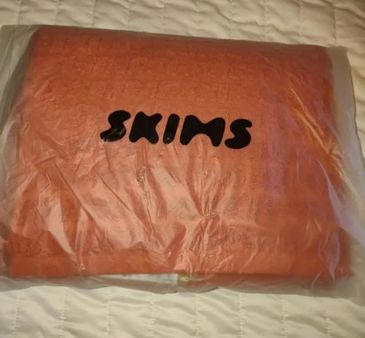 🔥Совершенно новый в оригинальной сумке Skims переработанный плавательное полотенце в Terra - Изображение 1 из 3