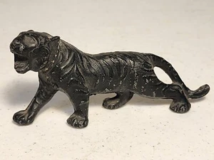 Antica figura di tigre in metallo - Foto 1 di 5