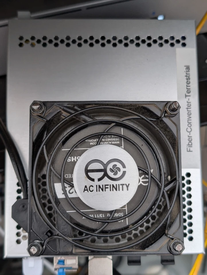 Mikrotik CRS305-1G-4S+IN Cloud Router Switch 4xSFP+ 1x LAN PoE-IN RouterOS *FAN* - Image 1 of 4