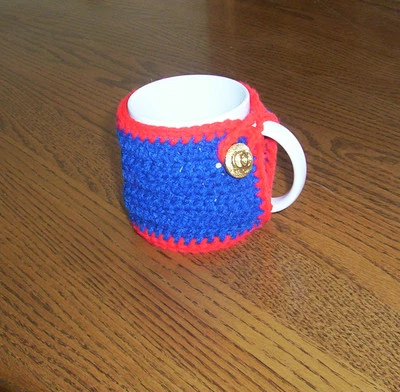 Caneca de café aconchegante azul e vermelha de crochê manual - Imagem 1 de 3