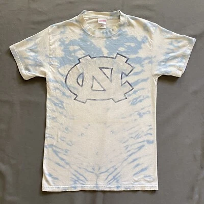 Camiseta De Colección Años 2000 Carolina del Norte Tacones Alquitranados Para Hombres Pequeña Azul Ácido Lavado Tinte NCAA Foto 1 de 4