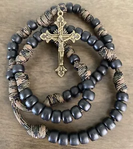 Katholischer Rosenkranz, schwarze matte Perlen, robuster Paracord-Rosenkranz - handgefertigt - Bild 1 von 6