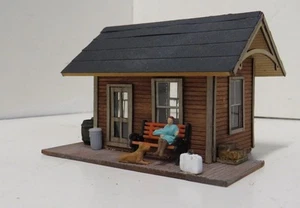 SUBURBAN STATION. BUILT. WOOD. WEATHERED. WELL-DETAILED. EXCELLENT! HO - Picture 1 of 4