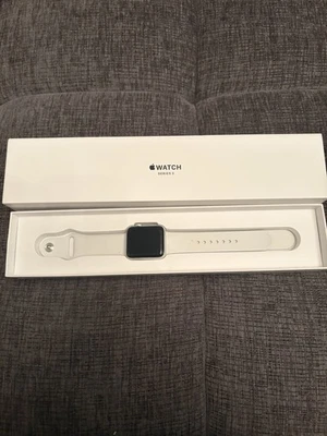 Apple Watch Series 3 42mm Aluminium Silber Gehäuse Weiß Sport Band (MTF22ZD/A) - Bild 1 von 4