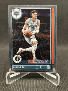 2022-23 Panini Chronicles NBA Hoops Premium Stock #582 LaMelo Ball - Hornets - Bild 1 von 6