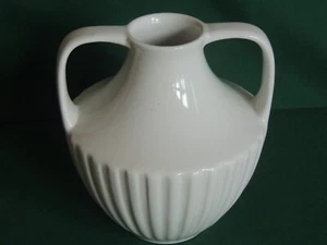 Jarrón MCM Holland blanco mango acanalado 7 1/2" cerámica artística retro Gouda WB Regina - Imagen 1 de 8