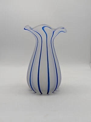 Jarrón de vidrio esmerilado Pier 1 Imports rayas azules satinadas  Foto 1 de 4