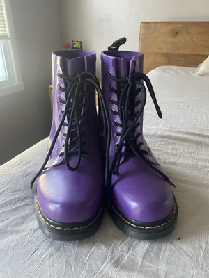 Женские дождевые сапоги Dr. Martens Drench Rain Wellington фиолетовый размер 8 США - Изображение 1 из 4