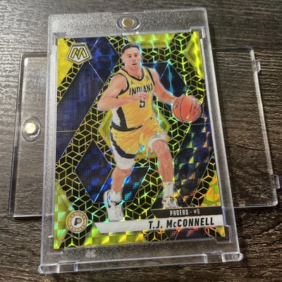 TJ McConnell 2024-25 Panini Mosaic 08/10 Gold Indiana Pacers #129 SSP - Image 1 of 3