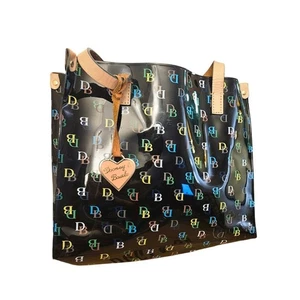 Bolso de Mano Dooney & Bourke Negro Multicolor Logo Vinilo Corazón Dije - Imagen 1 de 8