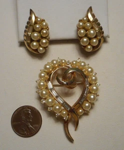 1950s Trifari Gold-tone Faux Pearl & Rhinestone Heart Brooch & Spray Earrings - Picture 1 of 13