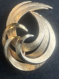 Broche prendedor Crown Trifari tono dorado cepillado vintage firmado - Imagen 1 de 5