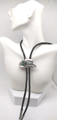 De colección Bolo Corbata Tono Plateado Sombrero de Vaquero Muérdago Banda Negra BONITO Beso de Vacaciones Foto 1 de 3