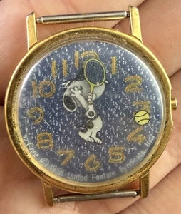 1958 DENIM SNOOPY UHR TENNIS MYSTERY ZIFFERBLATT SCHWIMMENDER BALL ZUM AUFZIEHEN Cl1 - Bild 1 von 3