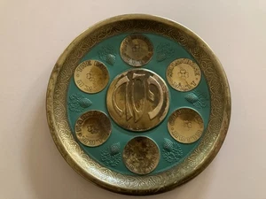 "Plato de plato de Seder de Pesaj de Pascua de metal verde azulado y bronce con gancho de pared ~ 9,5"" de diámetro" - Imagen 1 de 4