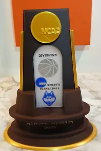NCAA 2025 DIVISION 1 WOMAN UCONN CHAMPION TROPHY - Bild 1 von 5