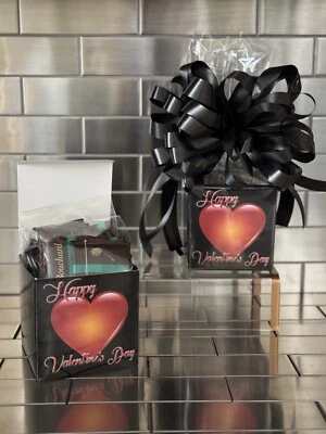 Caja de regalo de mentas de chocolate Bouchard día de San Valentín-cesta envuelta y lazo negro Foto 1 de 2