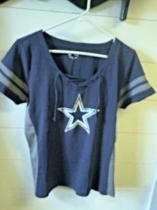 Neu mit Etikett NFL Team Apparel Damen-Schnür-T-Shirt Dallas Cowboys Größe L Large Glitzer - Bild 1 von 8