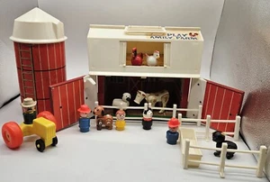 Set fattoria famiglia Fisher Price 1967 vintage fienile silo persone animali porta suono - Foto 1 di 24