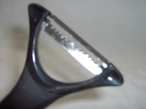 PAMPERED CHEF SERRATED PEELER SHREDDER KITCHEN UTENSIL Julienne Vegs Potatoes Lg - Picture 1 of 12