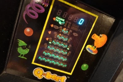 QBERT by Parker Brothers Vintage videogame eletrônico de mesa arcade B5 UAU - Imagem 1 de 4