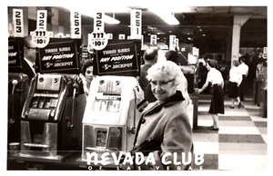 NEVADA CLUB OF LAS VEGAS - WOMAN AT SLOT MACHINE - OLD REAL PHOTO POSTCARD - Picture 1 of 2