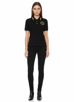Camisa polo feminina Versace Jeans Couture preta/dourada bordada medalhão - - Imagem 1 de 4