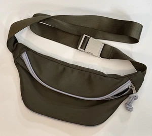 Wild Fable Deep Green Bauchtasche Reißverschluss verstellbarer Riemen gebraucht - Bild 1 von 3