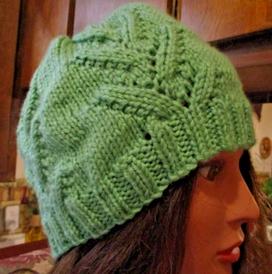 SOMBRERO ADULTO.  Gorro/Cloche.  TEJIDO A MANO.  VERDE SALVIA Talla única para todos Foto 1 de 4