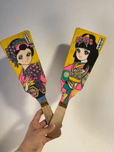 Paddle Hagoita Vintage Giapponese Legno Colorato Cartoni Ragazze Set di 2 - Foto 1 di 10
