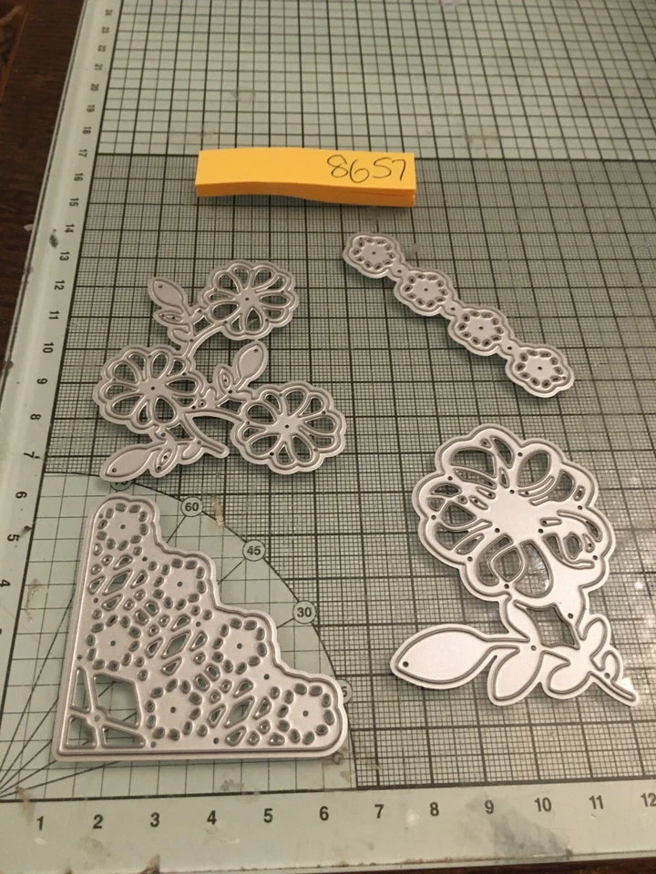 Trimcraft floral die set ref8657 SALE - Image 1 of 1