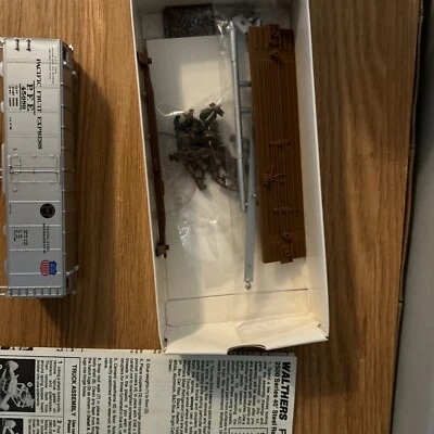 HO Walthers 40' Steel Reefer w/Dreadnaught Ends 932-2512. Pacific Fruit Express - Image 1 of 2