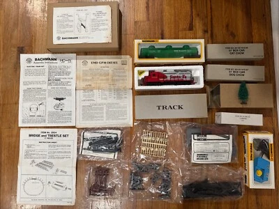 HO Bachmann Santa Fe 31104 GP30 Diesel Scale Powered Cat Dog Chow Bridge Tunnel - Image 1 of 4