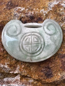 Vintage Jadeite Pendant Hand Carved Green With White 2 Sided Chinese Symbol 7 g - Picture 1 of 7