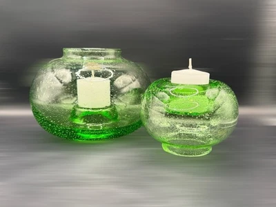 Juego de candelabros reversibles de vidrio verde soplado a mano Southern Living at Home Foto 1 de 2