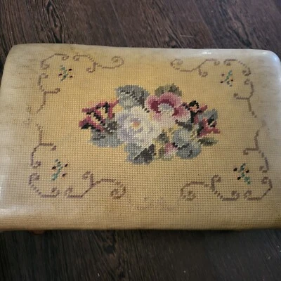 Antiguo reposapiés bordado con costura de reliquia diseño floral 9,25 X 14,5 Foto 1 de 4