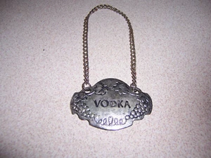 Vintage Arthur Court Metall VODKA Flaschenanhänger mit Kette - Bild 1 von 2