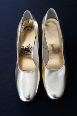 VINTAGE 1960'S GOLD SHOES SIZE 7 B  -  AA HEEL - Image 1 of 4