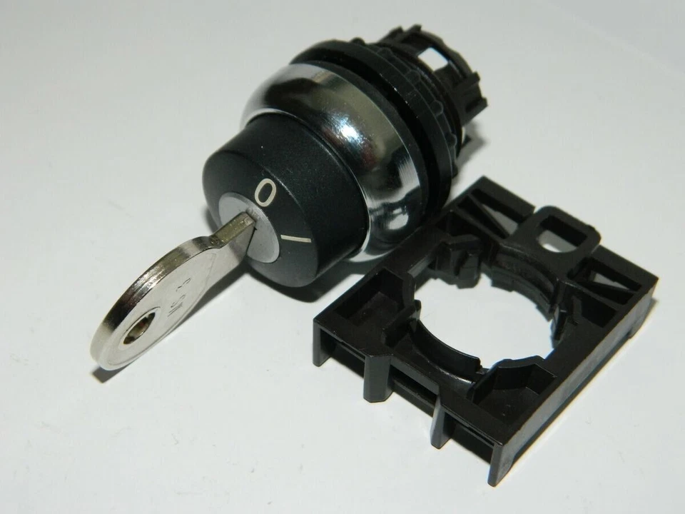 NEW EATON M22M-WRS-MS3 Selector Switch 22.5mm 2 position with Removable Key - Image 1 of 1
